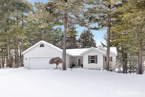 7302 High Timber Dr, Greenville, MI 48838