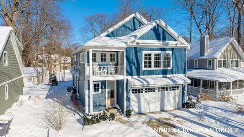 27 Third St, South Haven, MI 49090