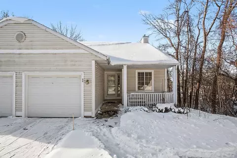38 W Scotts Dr, Holland, MI 49424