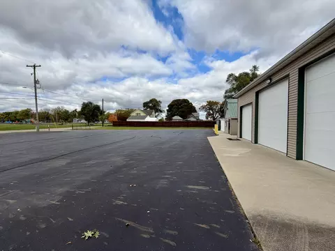 Exterior - 396 N 398 N 20th St, Springfield, MI 49037 photo 10 of 11