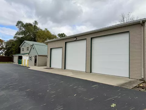 Exterior - 396 N 398 N 20th St, Springfield, MI 49037 photo 2 of 11