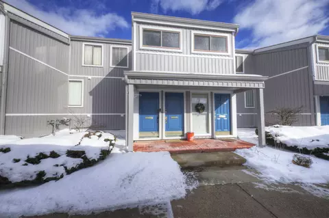 9573 Harbour Cove Ct, Ypsilanti, MI 48197