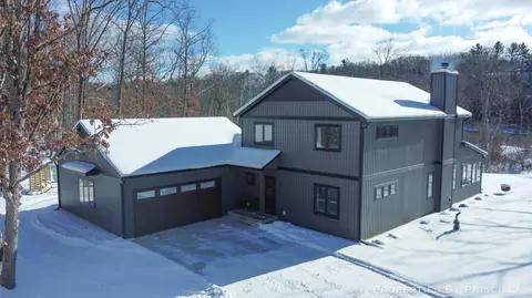 3008 E Upper Field Trl, Newaygo, MI 49337