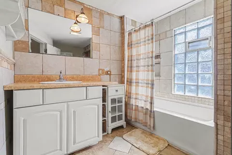 Bath - 709 Griswold St, Jackson, MI 49203 photo 1 of 2