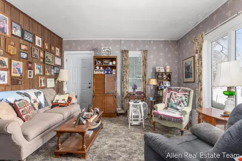Living - 1224 102nd Ave, Plainwell, MI 49080 photo 3 of 4