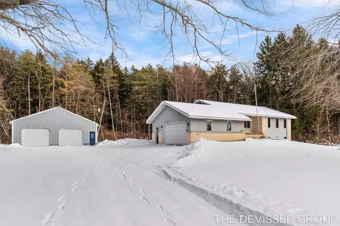 4185 24th St, Dorr, MI 49323