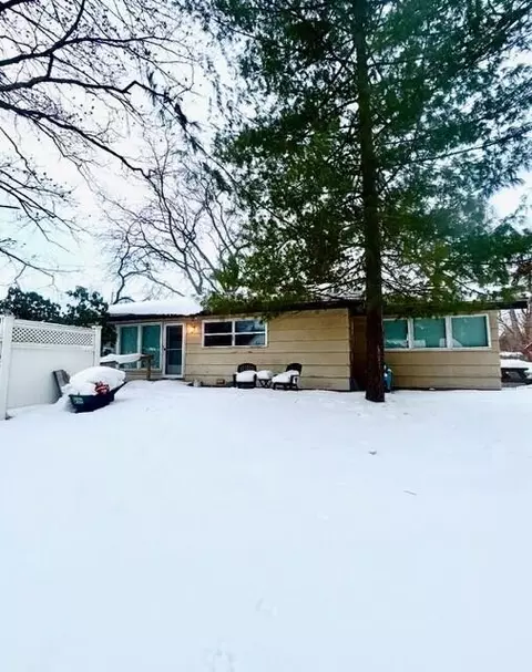 4801 Wil-o-paw Dr, Coloma, MI 49038