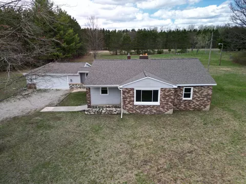 1861 E Monroe St, White Cloud, MI 49349