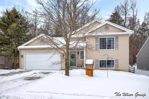 1207 Cedarwood Dr, Greenville, MI 48838
