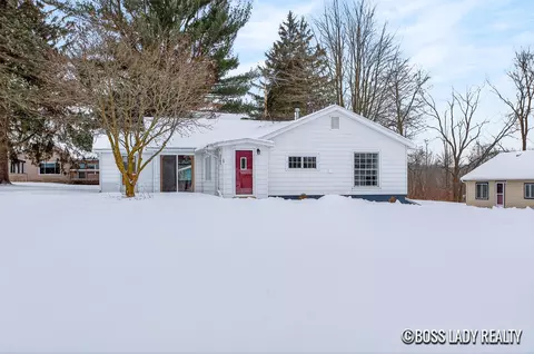204 S Grove St, Stanton, MI 48888 photo 3