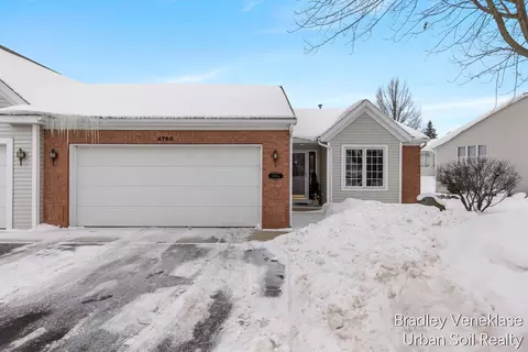 4760 Crescent Dr, Hudsonville, MI 49426