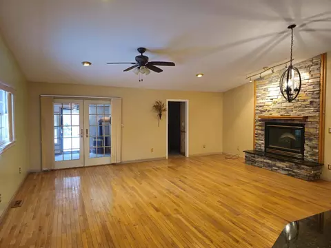 Living - 4835 Staten Dr, Jackson, MI 49201 photo 3 of 7