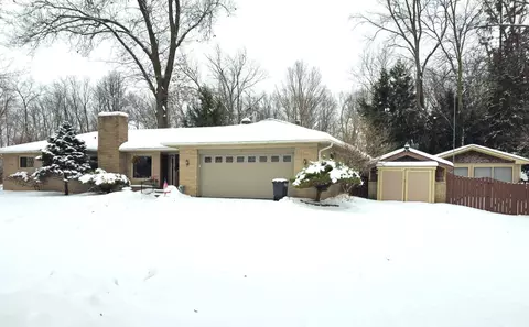 Exterior - 4835 Staten Dr, Jackson, MI 49201 photo 4 of 6