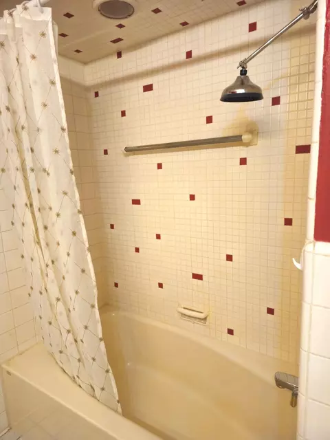 Bath - 4835 Staten Dr, Jackson, MI 49201 photo 6 of 7