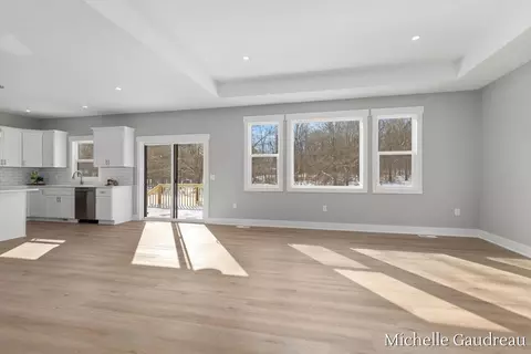 Living - 3591 Leaf Ln, Freeport, MI 49325 photo 4 of 8