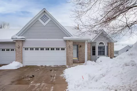 2735 Sandpiper Ln, Holland, MI 49424