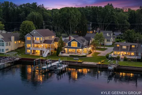 555 Locust Ave, Holland, MI 49423