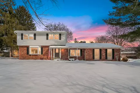 1112 Woodview Dr, Portage, MI 49024