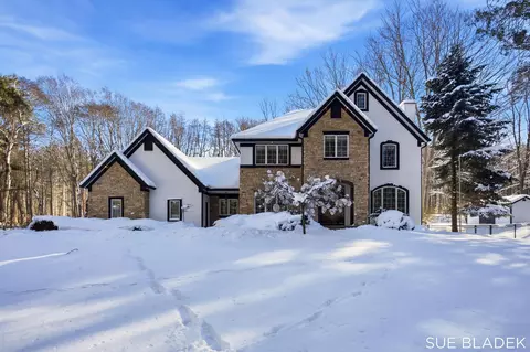 6380 Hidden Pond Dr, Holland, MI 49423