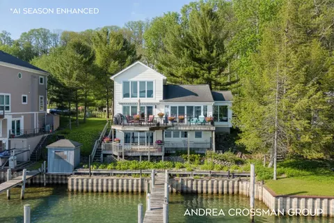 1005 Park St, Saugatuck, MI 49453