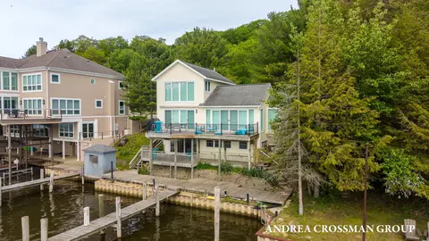 1005 Park St, Saugatuck, MI 49453