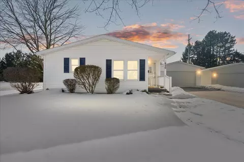 420 Blenheim Pl, Lansing, MI 48906