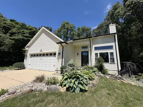 5020 Roundtree Dr, Middleville, MI 49333
