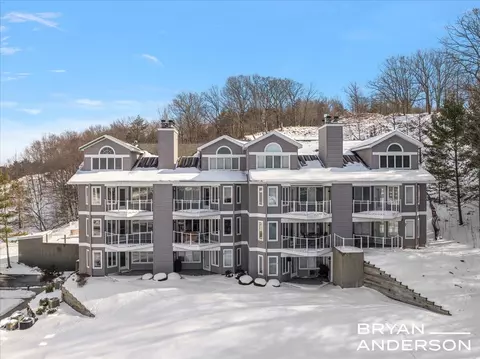 810 S Harbor Dr #16, Grand Haven, MI 49417