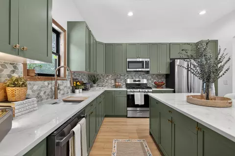 Kitchen - 7900 Napoleon Rd, Jackson, MI 49201 photo 9 of 11