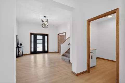 Entry Way - 7900 Napoleon Rd, Jackson, MI 49201 photo 6 of 17