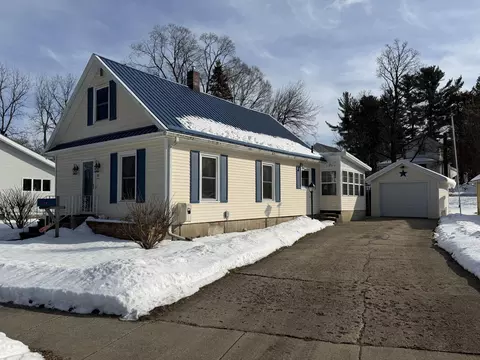 712 W Walnut St, Hastings, MI 49058