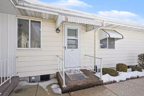 5671 Leisure South Dr SE, Grand Rapids, MI 49548
