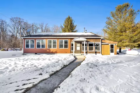 10298 N 19th St, Plainwell, MI 49080