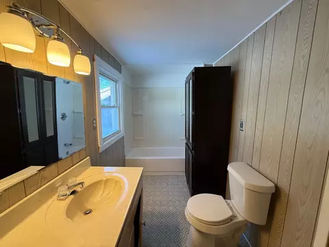 Bath - 421 Lewis St, Belding, MI 48809 photo 2 of 4