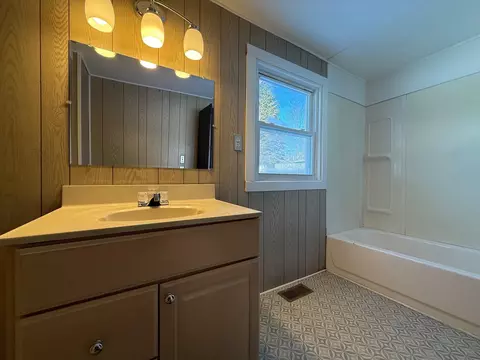 Bath - 421 Lewis St, Belding, MI 48809 photo 3 of 4
