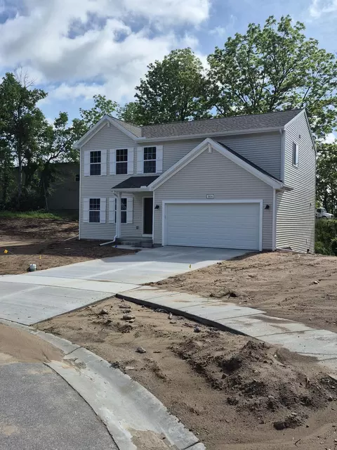 1004 Cedarwood Dr, Greenville, MI 48838