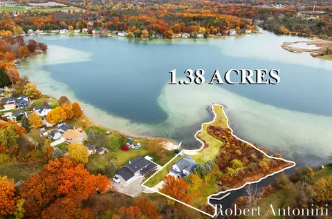 250 Shore Dr, Wayland, MI 49348