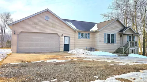 10513 Loughrea Ln, Cement City, MI 49233