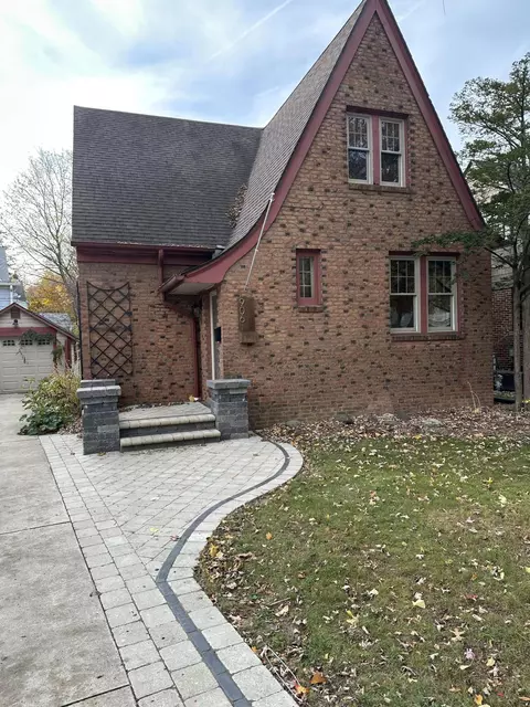 906 Pleasant Dr, Ypsilanti, MI 48197