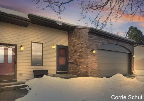 3240 Arrowhead Arms Ct SW, Grandville, MI 49418