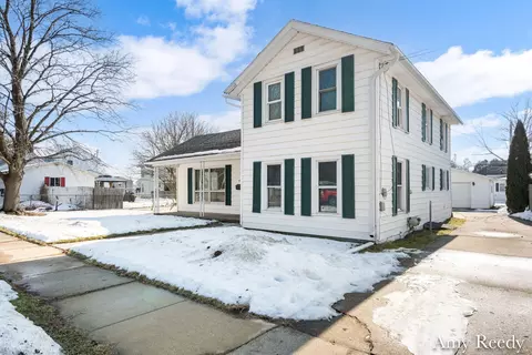 418 Elm St SE, Lowell, MI 49331