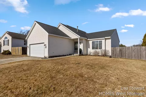206 Pine Meadow Dr, Belding, MI 48809
