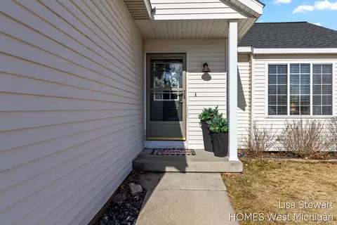 206 Pine Meadow Dr, Belding, MI 48809 photo 2