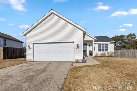 206 Pine Meadow Dr, Belding, MI 48809 photo 3