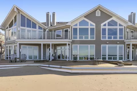 400 Lake Dr #C, New Buffalo, MI 49117