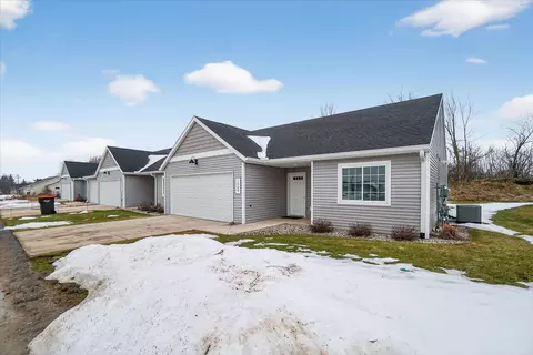1069 Sunnyside Dr, Wayland, MI 49348