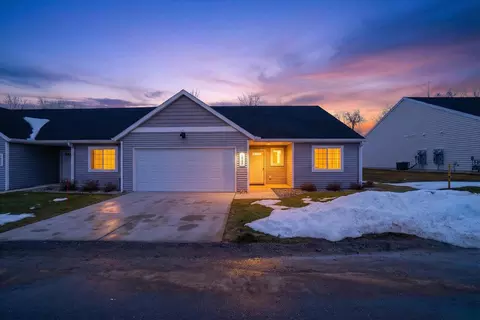 1069 Sunnyside Dr, Wayland, MI 49348