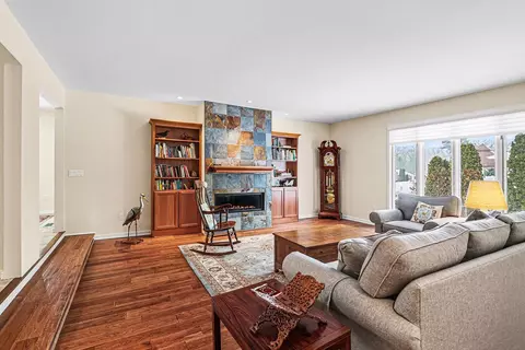 1134 S Lakeside Dr S, Battle Creek, MI 49015