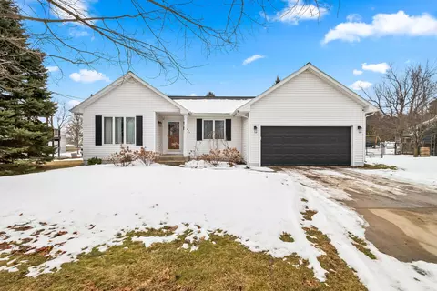493 Salem Dr, Jonesville, MI 49250
