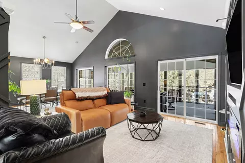 Living - 71 Kristin Dr, Marshall, MI 49068 photo 2 of 3